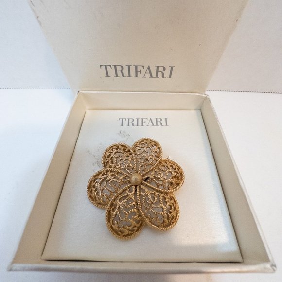 Vintage Trifari Crown Open Work Flower Signed Filigree Gold Tone Brooch Pin - Picture 2 of 7